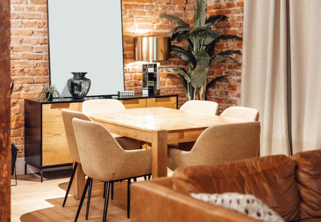 Salon w stylu rustykalnym z cegłą na ścianach